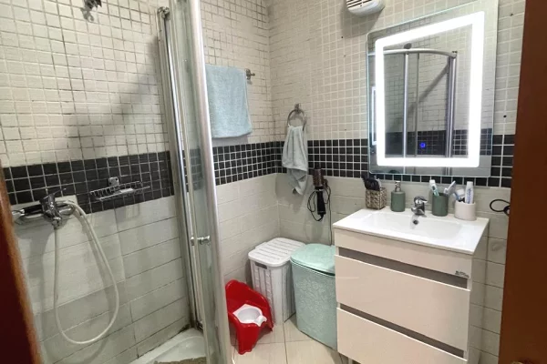 Shtepi me qera Apartament ne Tirane, 2+1, Mobilimi E mobiluar, Pagesa 650  Euro.