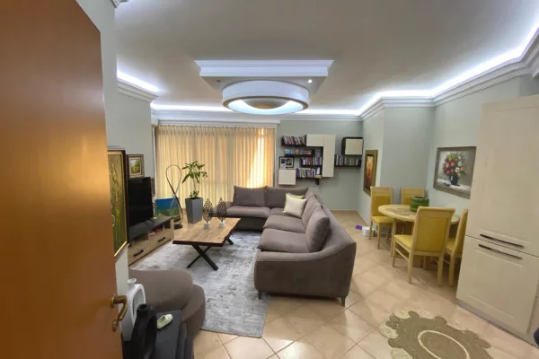 Shtepi ne shitje Apartament ne Tirane, 2+1, Mobilimi E mobiluar, Pagesa 198,000  Euro.