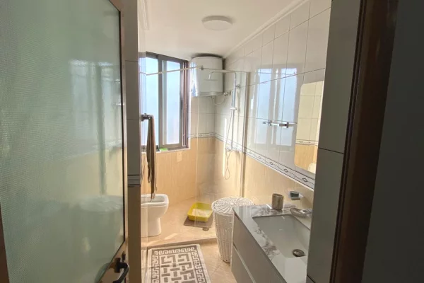 Shtepi ne shitje Apartament ne Tirane, 2+1, Mobilimi E mobiluar, Pagesa 198,000  Euro.