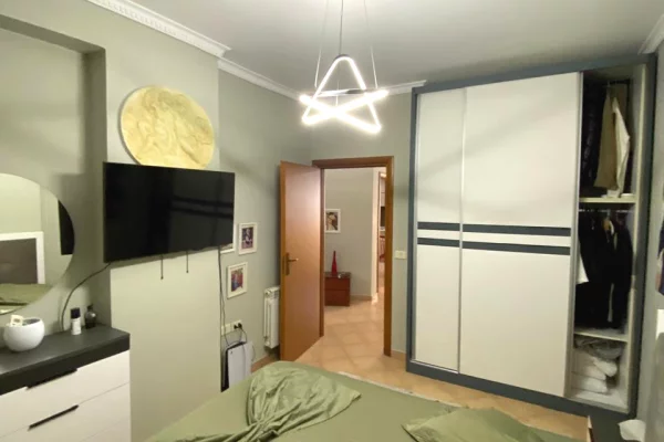 Shtepi ne shitje Apartament ne Tirane, 2+1, Mobilimi E mobiluar, Pagesa 198,000  Euro.