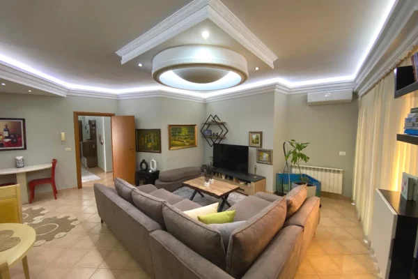 Shtepi ne shitje Apartament ne Tirane, 2+1, Mobilimi E mobiluar, Pagesa 198,000  Euro.
