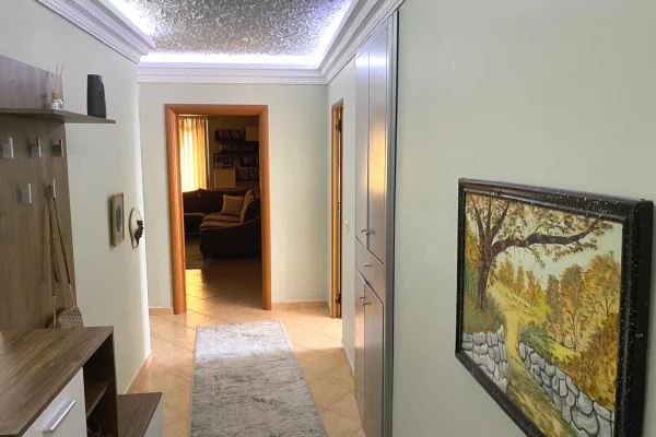 Shtepi ne shitje Apartament ne Tirane, 2+1, Mobilimi E mobiluar, Pagesa 198,000  Euro.