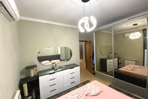 Shtepi ne shitje Apartament ne Tirane, 2+1, Mobilimi E mobiluar, Pagesa 198,000  Euro.