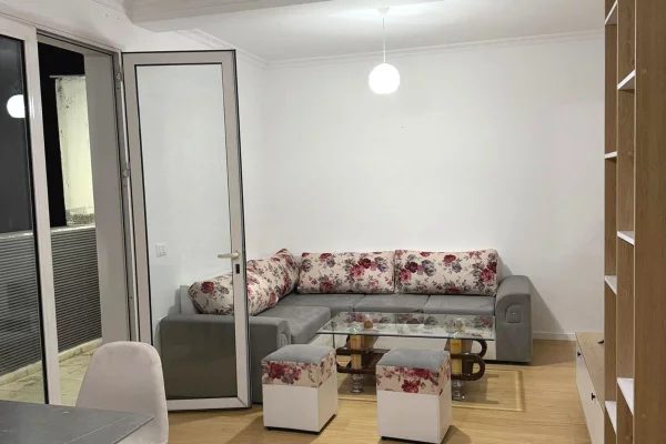 Shtepi me qera Apartament ne Tirane, 1+1, Mobilimi E mobiluar, Pagesa 500  Euro.