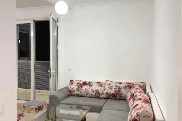 Shtepi me qera Apartament ne Tirane, 1+1, Mobilimi E mobiluar, Pagesa 500  Euro.