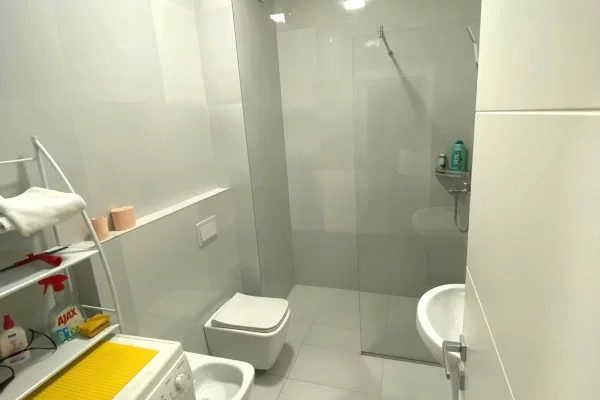 Shtepi me qera Apartament ne Tirane, 2+1, Mobilimi E mobiluar, Pagesa 800  Euro.