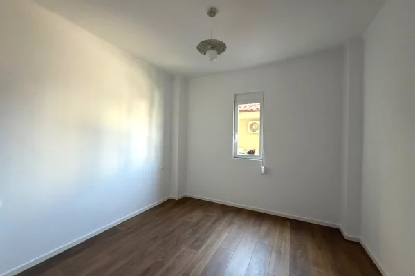 Shtepi ne shitje Apartament ne Tirane, 1+1, Mobilimi Bosh, pa mobiluar, Pagesa 128,000  Euro.