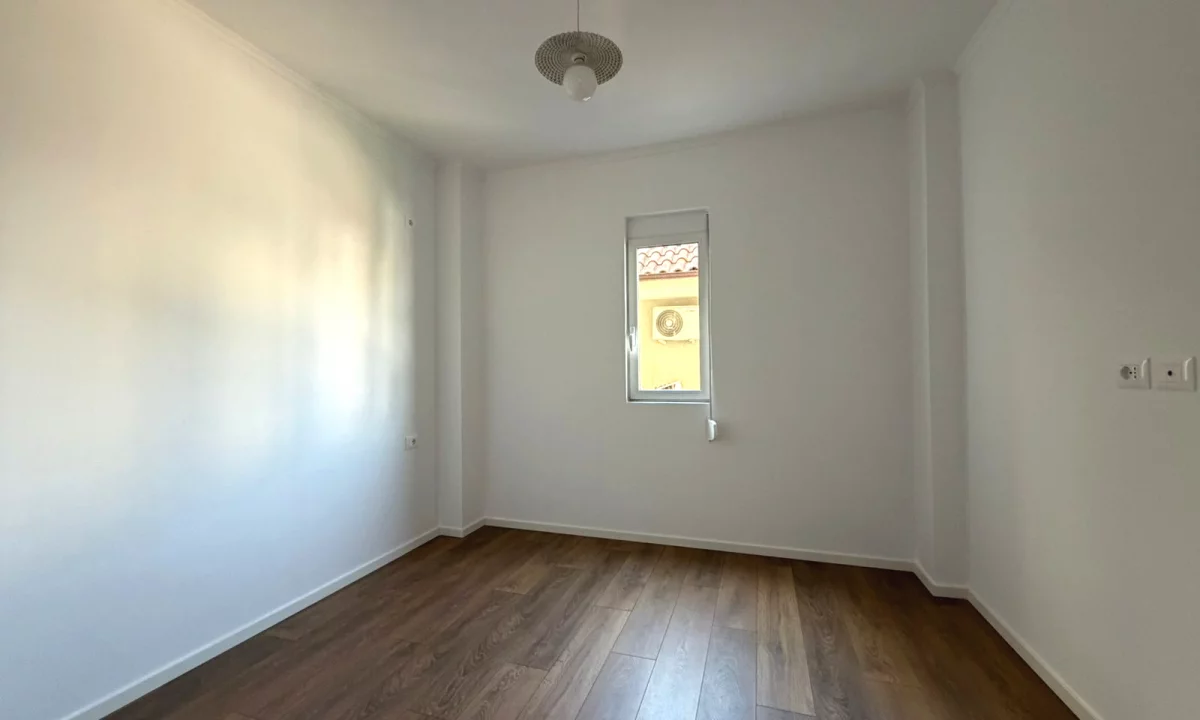 Shtepi ne shitje Apartament ne Tirane, 1+1, Mobilimi Bosh, pa mobiluar, Pagesa 128,000  Euro.
