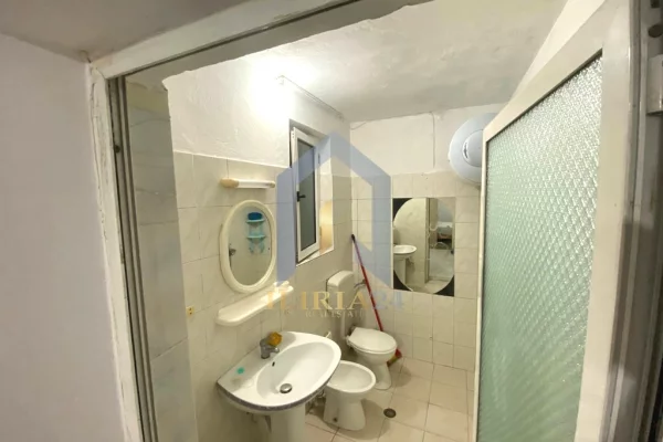 Shtepi me qera Apartament ne Tirane, 1+1, Mobilimi Pjeserisht e mobiluar, Pagesa 30,000  Leke.