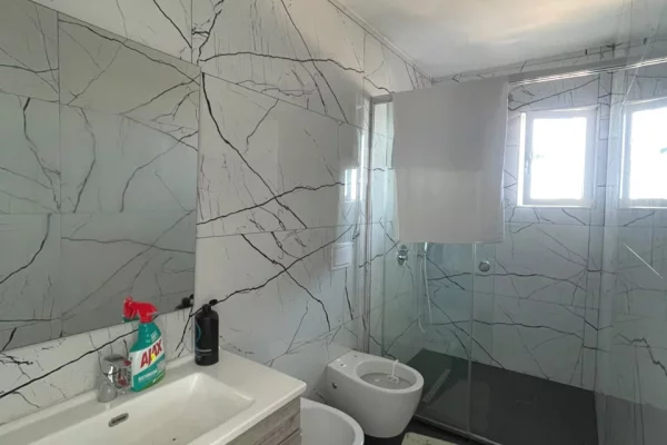 Shtepi ne shitje Apartament ne Vlore, 3+1, Mobilimi E mobiluar, Pagesa 450,000  Euro.