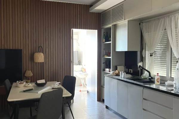 Shtepi ne shitje Apartament ne Vlore, 3+1, Mobilimi E mobiluar, Pagesa 450,000  Euro.