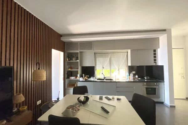 Shtepi ne shitje Apartament ne Vlore, 3+1, Mobilimi E mobiluar, Pagesa 450,000  Euro.