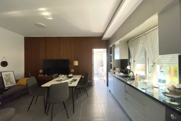 Shtepi ne shitje Apartament ne Vlore, 3+1, Mobilimi E mobiluar, Pagesa 450,000  Euro.