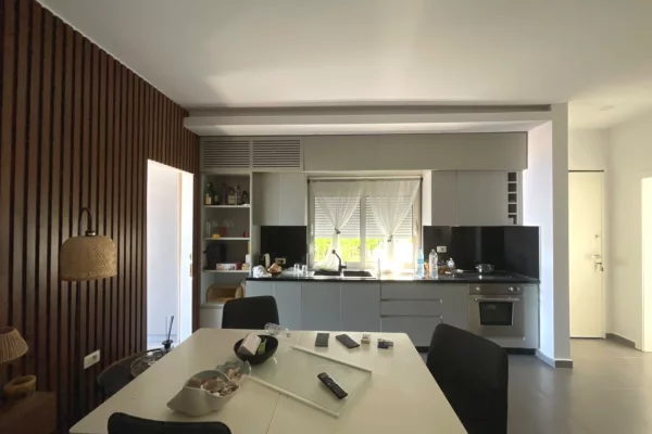 Shtepi ne shitje Apartament ne Vlore, 3+1, Mobilimi E mobiluar, Pagesa 450,000  Euro.