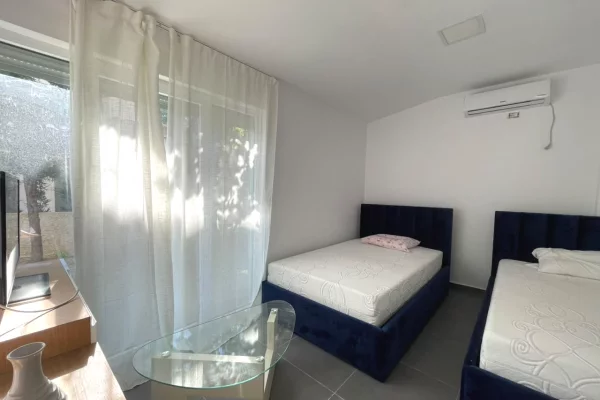 Shtepi ne shitje Apartament ne Vlore, 3+1, Mobilimi E mobiluar, Pagesa 450,000  Euro.