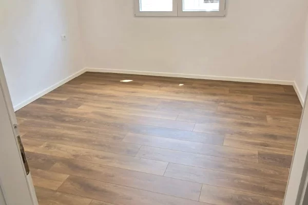 Shtepi ne shitje Apartament ne Tirane, 1+1, Mobilimi Bosh, pa mobiluar, Pagesa 140,000  Euro.