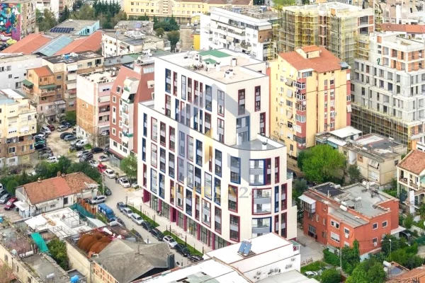 Ambient Biznesi per shitje tek "Komuna e Parisit"