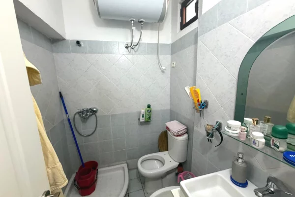 Shtepi me qera Apartament ne Tirane, 2+1, Mobilimi E mobiluar, Pagesa 50,000  Leke.