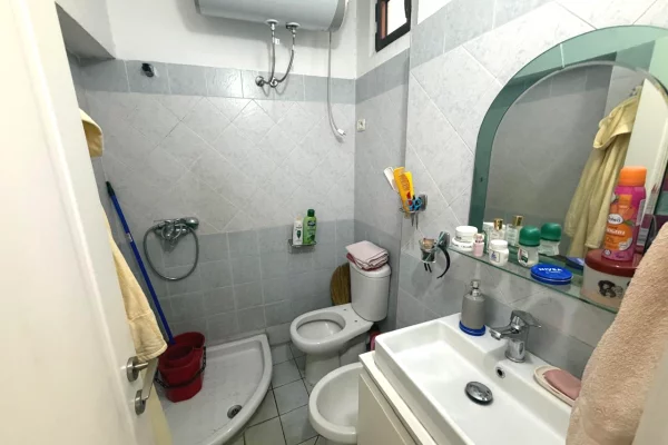 Shtepi me qera Apartament ne Tirane, 2+1, Mobilimi E mobiluar, Pagesa 50,000  Leke.