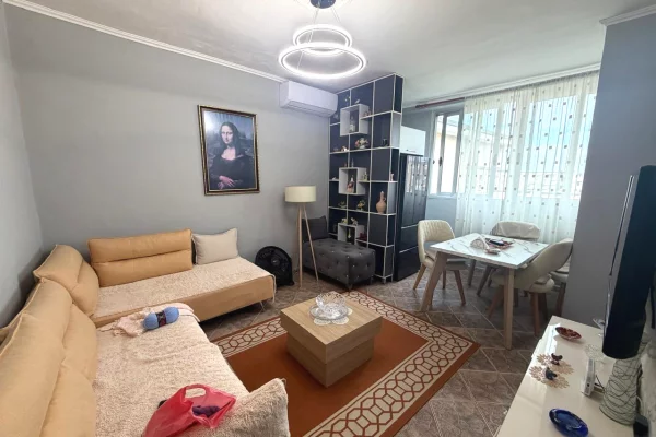 Shtepi me qera Apartament ne Tirane, 2+1, Mobilimi E mobiluar, Pagesa 50,000  Leke.