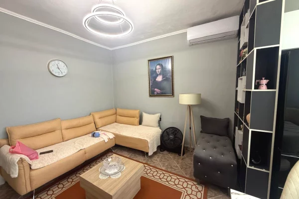 Shtepi me qera Apartament ne Tirane, 2+1, Mobilimi E mobiluar, Pagesa 50,000  Leke.