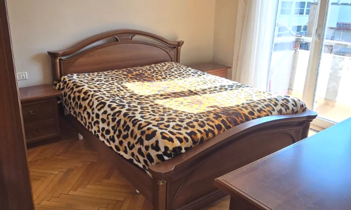 Shtepi ne shitje Apartament ne Tirane, 2+1, Mobilimi Pjeserisht e mobiluar, Pagesa 158,000  Euro.