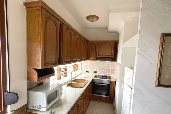 Shtepi ne shitje Apartament ne Tirane, 2+1, Mobilimi E mobiluar, Pagesa 192,000  Euro.