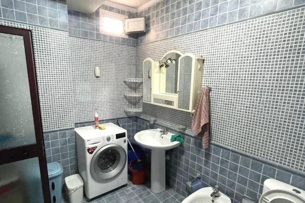 Shtepi ne shitje Apartament ne Tirane, 2+1, Mobilimi E mobiluar, Pagesa 192,000  Euro.