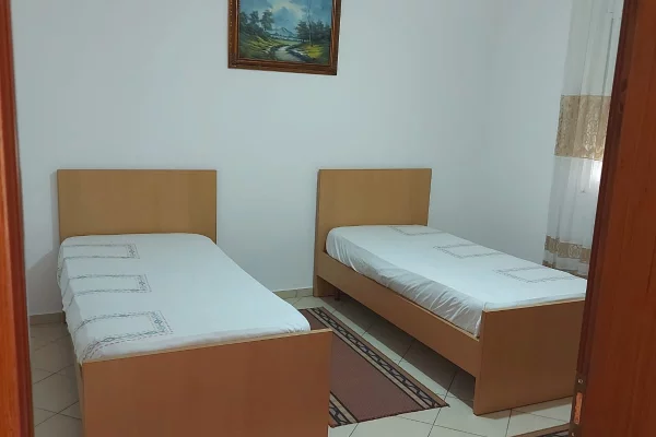 Shtepi me qera Apartament ne Tirane, 2+1, Mobilimi E mobiluar, Pagesa 50,000  Leke.