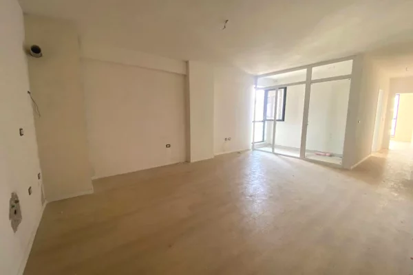 Shtepi ne shitje Apartament ne Tirane, 2+1, Mobilimi Bosh, pa mobiluar, Pagesa 155,720  Euro.