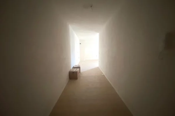 Shtepi ne shitje Apartament ne Tirane, 2+1, Mobilimi Bosh, pa mobiluar, Pagesa 155,720  Euro.
