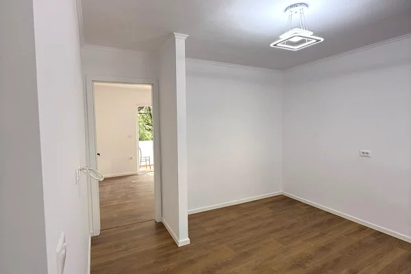 Shtepi ne shitje Apartament ne Tirane, 1+1, Mobilimi E mobiluar, Pagesa 118,000  Euro.