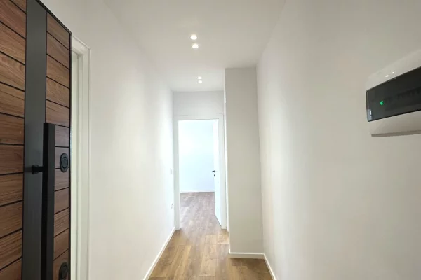 Shtepi ne shitje Apartament ne Tirane, 1+1, Mobilimi Bosh, pa mobiluar, Pagesa 143,000  Euro.