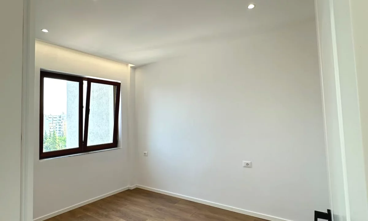 Shtepi ne shitje Apartament ne Tirane, 1+1, Mobilimi Bosh, pa mobiluar, Pagesa 143,000  Euro.