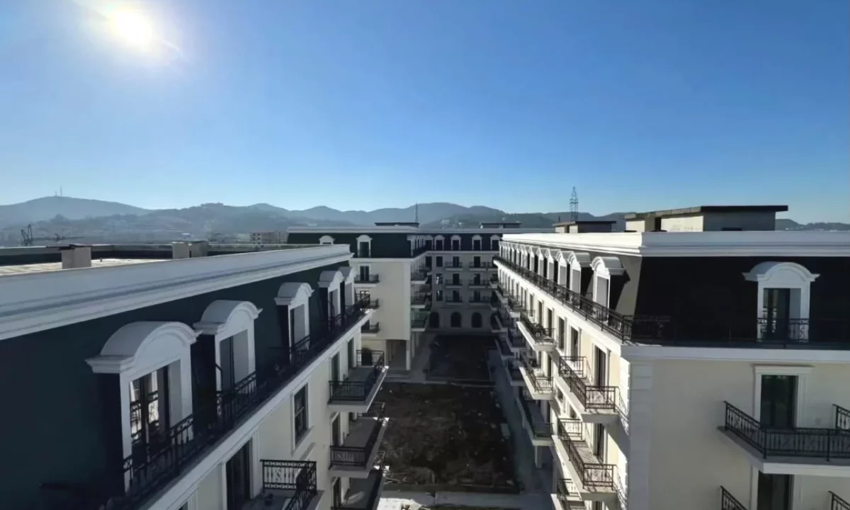Shtepi ne shitje Apartament ne Tirane, 1+1, Mobilimi Bosh, pa mobiluar, Pagesa 154,390  Euro.