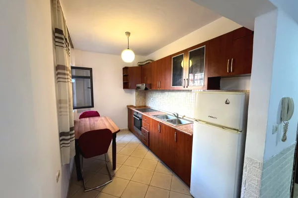 Shtepi me qera Apartament ne Tirane, 2+1, Mobilimi E mobiluar, Pagesa 400  Euro.