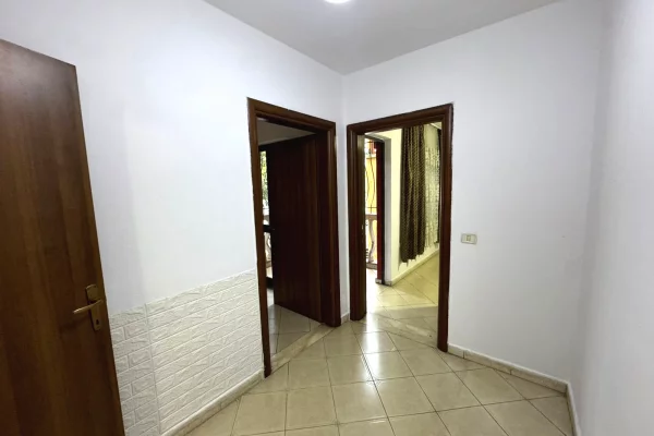 Shtepi me qera Apartament ne Tirane, 2+1, Mobilimi E mobiluar, Pagesa 400  Euro.