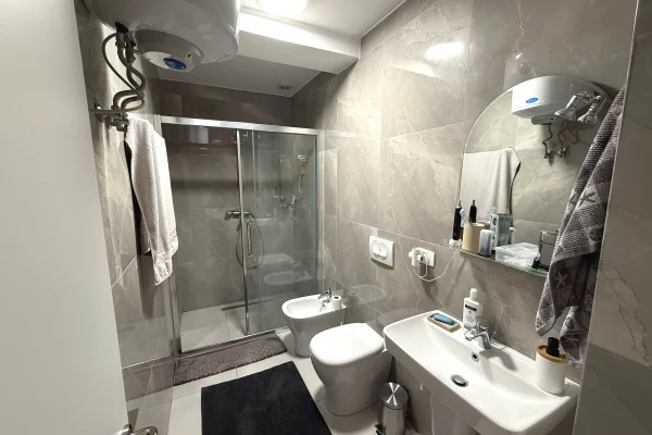 Shtepi me qera Apartament ne Tirane, 2+1, Mobilimi E mobiluar, Pagesa 900  Euro.