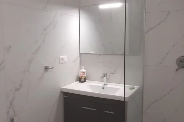 Shtepi me qera Apartament ne Tirane, 2+1, Mobilimi E mobiluar, Pagesa 550  Euro.