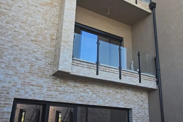Shtepi ne shitje Duplex(shtepi me 2 kate) ne Tirane, 3+1, Mobilimi Bosh, pa mobiluar, Pagesa 390,000  Euro.