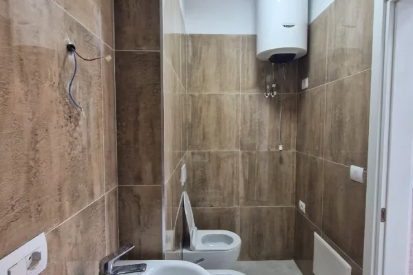 Ambient biznesi me qera 3+1 ne Tirane - 970 Euro