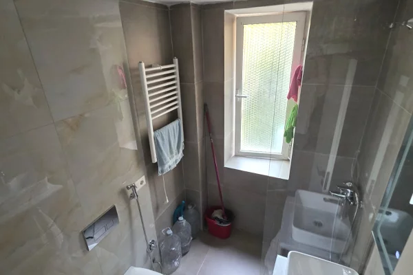 Shtepi me qera Apartament ne Tirane, 1+1, Mobilimi E mobiluar, Pagesa 650  Euro.