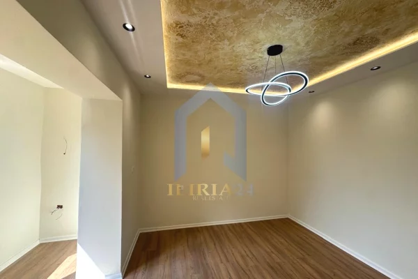 Shtepi ne shitje Apartament ne Tirane, 1+1, Mobilimi Bosh, pa mobiluar, Pagesa 125,000  Euro.
