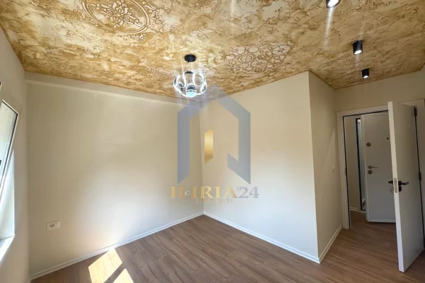 Shtepi ne shitje Apartament ne Tirane, 1+1, Mobilimi Bosh, pa mobiluar, Pagesa 125,000  Euro.