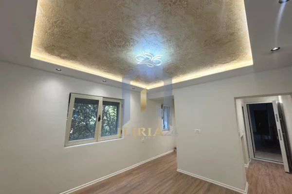 Shtepi ne shitje Apartament ne Tirane, Garsoniere, Mobilimi Bosh, pa mobiluar, Pagesa 95,000  Euro.