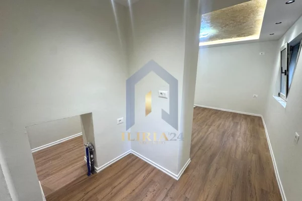 Shtepi ne shitje Apartament ne Tirane, Garsoniere, Mobilimi Bosh, pa mobiluar, Pagesa 95,000  Euro.