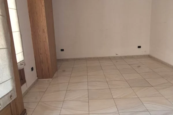 Shtepi ne shitje Apartament ne Tirane, 2+1, Mobilimi Bosh, pa mobiluar, Pagesa 258,000  Euro.
