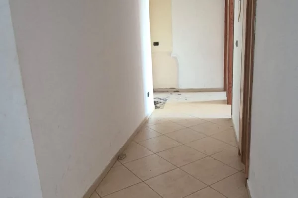 Shtepi ne shitje Apartament ne Tirane, 2+1, Mobilimi Bosh, pa mobiluar, Pagesa 258,000  Euro.