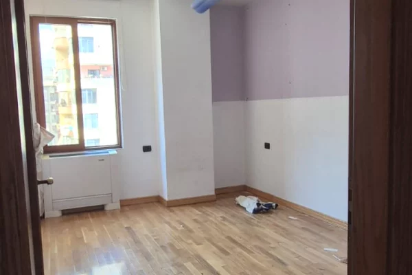 Shtepi ne shitje Apartament ne Tirane, 2+1, Mobilimi Bosh, pa mobiluar, Pagesa 258,000  Euro.