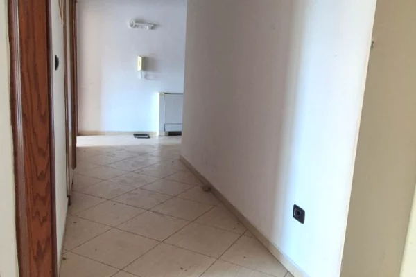 Shtepi ne shitje Apartament ne Tirane, 2+1, Mobilimi Bosh, pa mobiluar, Pagesa 258,000  Euro.